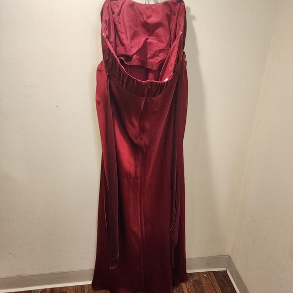 David's BRIDAL Red Plus Size Strapples Satin Long Formal Dress size 20 - Picture 8 of 11